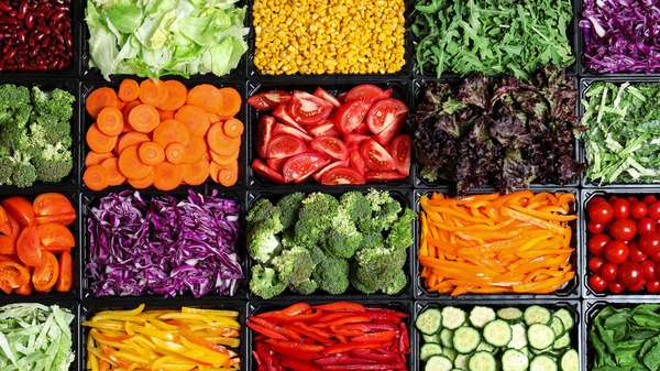 Mesa branca com legumes frescos e ingredientes naturais